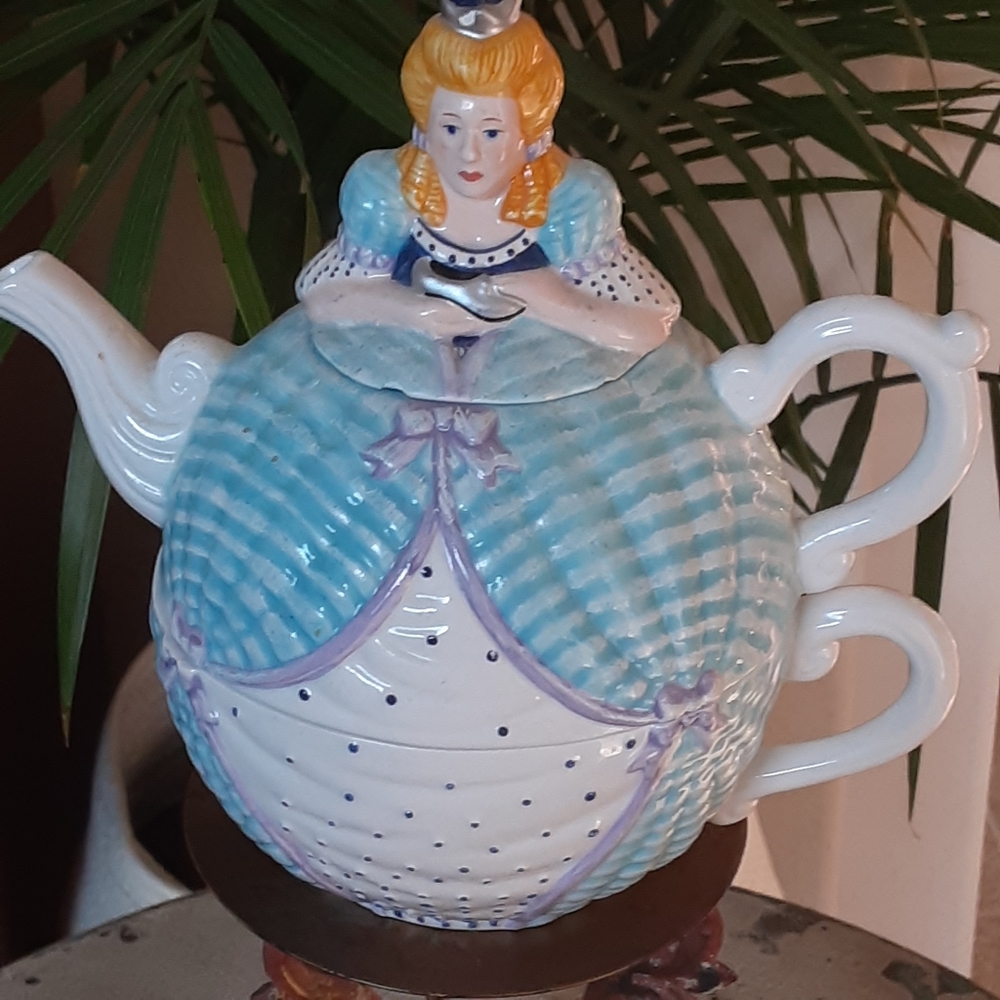 Storybook CINDERELLA, Authentic Department 56, Nested Teapot in Teacup